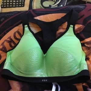 Never worn Victoria’s Secret sports bra 36C